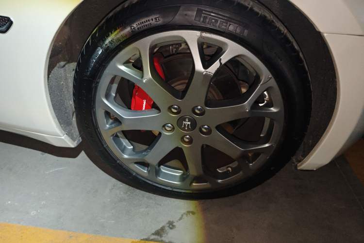 Used Maserati GranTurismo 2007 4.2L Standard Edition Right Front Wheel Hub