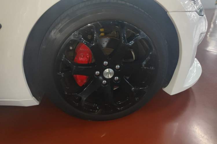 Used Maserati GranTurismo 2007 4.2L Standard Edition Right Front Wheel Hub