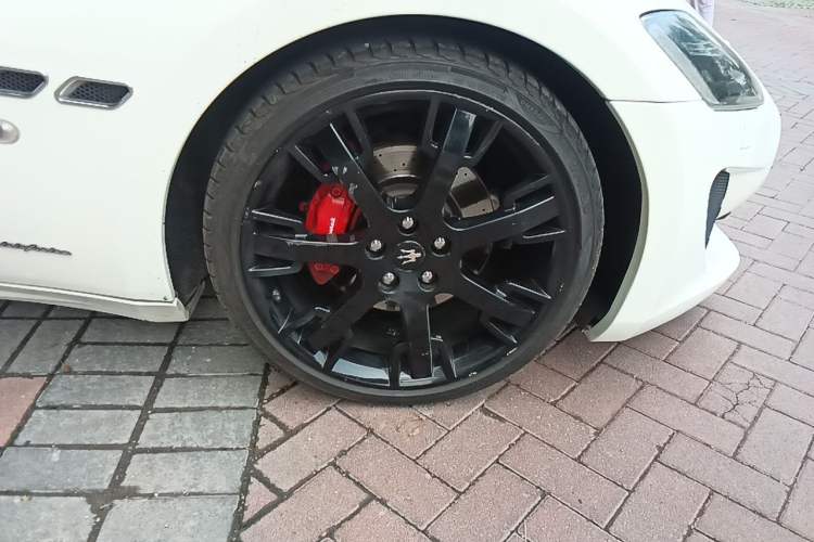 Used Maserati GranTurismo 2007 4.2L Standard Edition Right Front Wheel Hub