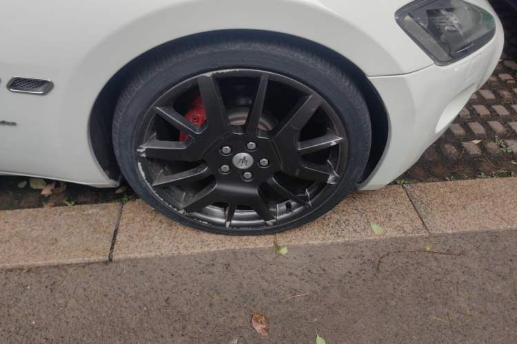 Used Maserati GranTurismo 2007 4.2L Standard Edition Right Front Wheel Hub