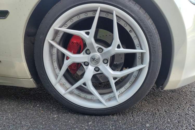 Used Maserati GranTurismo 2007 4.2L Standard Edition Right Front Wheel Hub