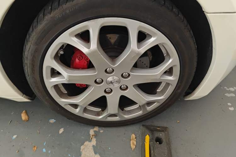 Used Maserati GranTurismo 2007 4.2L Standard Edition Right Front Wheel Hub