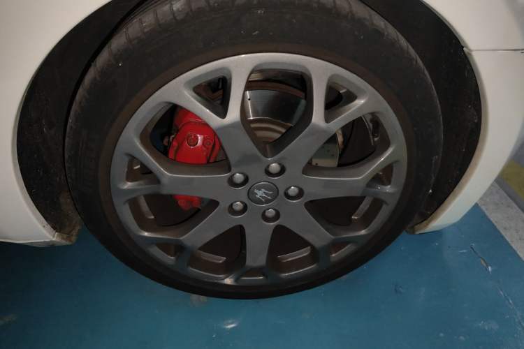 Used Maserati GranTurismo 2007 4.2L Standard Edition Right Front Wheel Hub