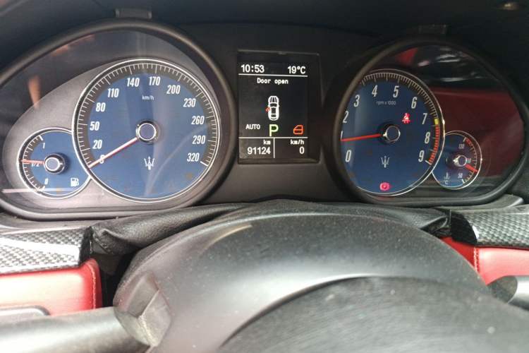 Used Maserati GranTurismo 2007 4.2L Standard Edition Odometer Close Up