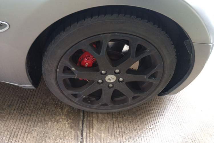 Used Maserati GranTurismo 2007 4.2L Standard Edition Right Front Wheel Hub