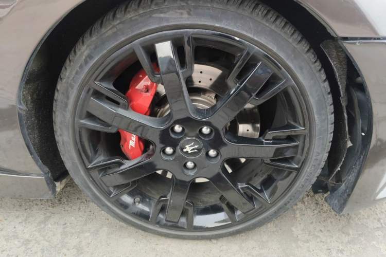 Used Maserati GranTurismo 2008 4.7L Sport Right Front Wheel Hub