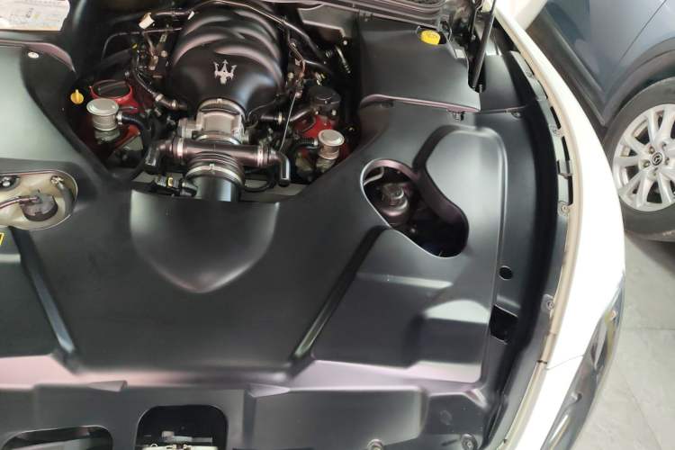 Used Maserati GranTurismo 2008 4.7L Sport Engine Bay Left