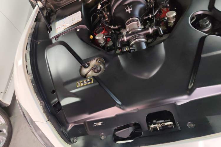 Used Maserati GranTurismo 2008 4.7L Sport Engine Bay Right