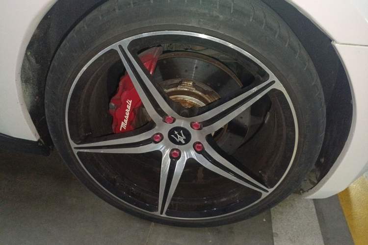 Used Maserati GranTurismo 2008 4.7L Sport Right Front Wheel Hub