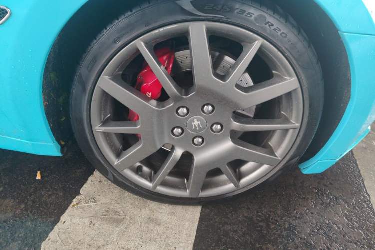 Used Maserati GranTurismo 2009 4.7L Sport Automatic Right Front Wheel Hub