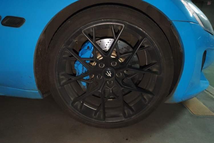 Used Maserati GranTurismo 2009 4.7L Sport Automatic Right Front Wheel Hub