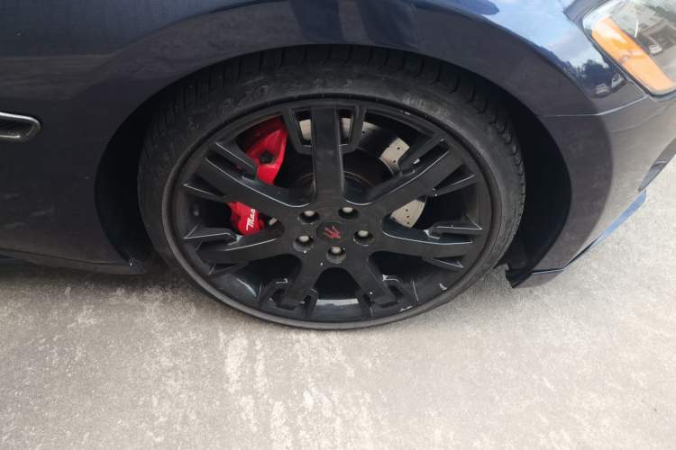 Used Maserati GranTurismo 2009 4.7L Sport Automatic Right Front Wheel Hub