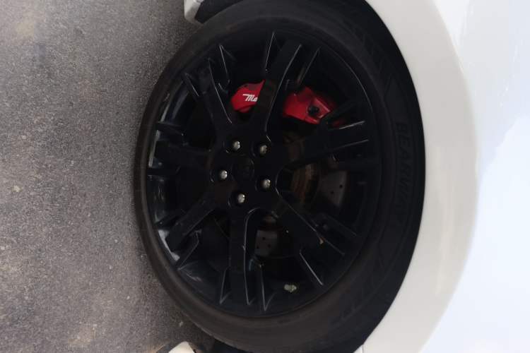Used Maserati GranTurismo 2009 4.7L Sport Automatic Right Front Wheel Hub