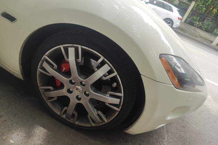 Used Maserati GranTurismo 2009 4.7L Sport Automatic Right Front Wheel Hub