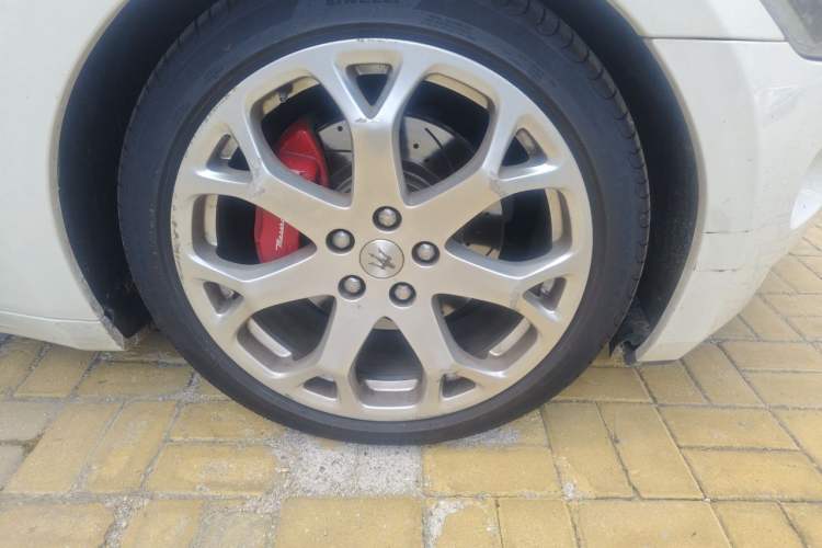 Used Maserati GranTurismo  Right Front Wheel Hub