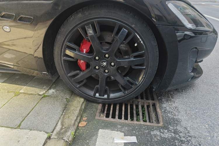 Used Maserati GranTurismo 2013 4.7L Sport F1 Right Front Wheel Hub