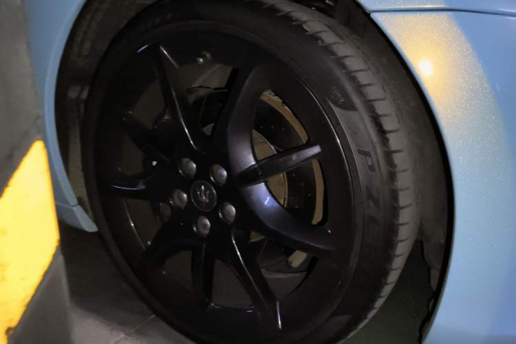 Used Maserati GranTurismo 2013 4.7L Sport Automatic Right Front Wheel Hub