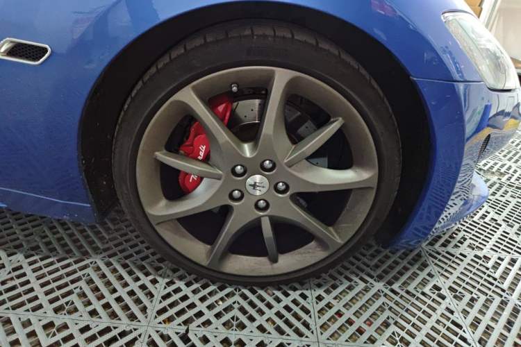 Used Maserati GranTurismo 2013 4.7L Sport Automatic Right Front Wheel Hub