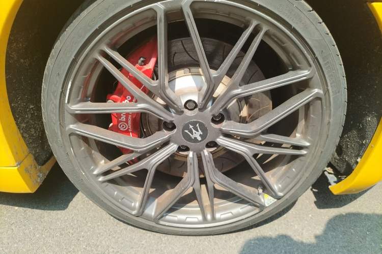 Used Maserati GranTurismo 2013 4.7L Sport F1 Right Front Wheel Hub