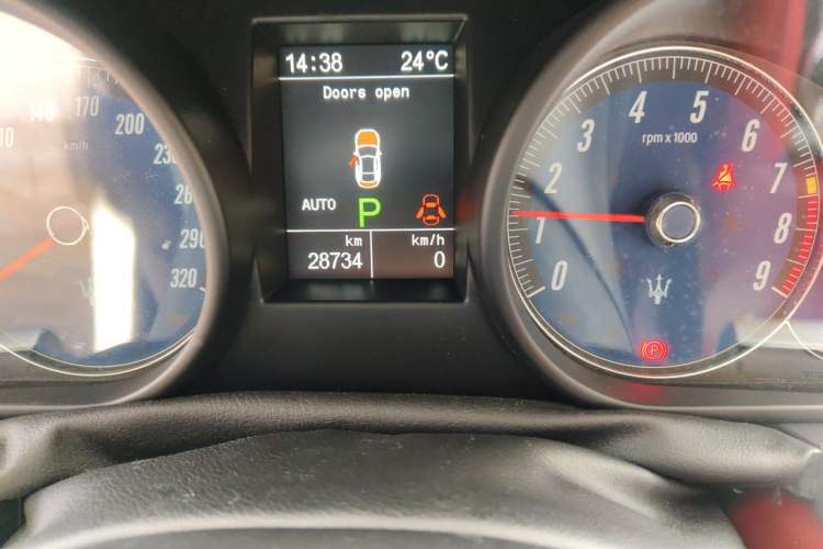 Used Maserati GranTurismo 2013 4.7L Sport Automatic Odometer Close Up