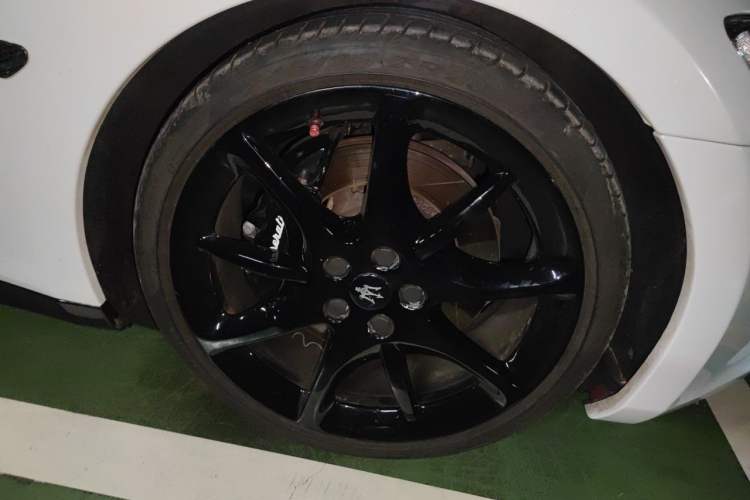Used Maserati GranTurismo  Right Front Wheel Hub
