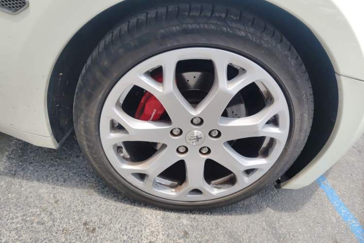 Used Maserati GranTurismo 2013 4.7L Sport Automatic Right Front Wheel Hub