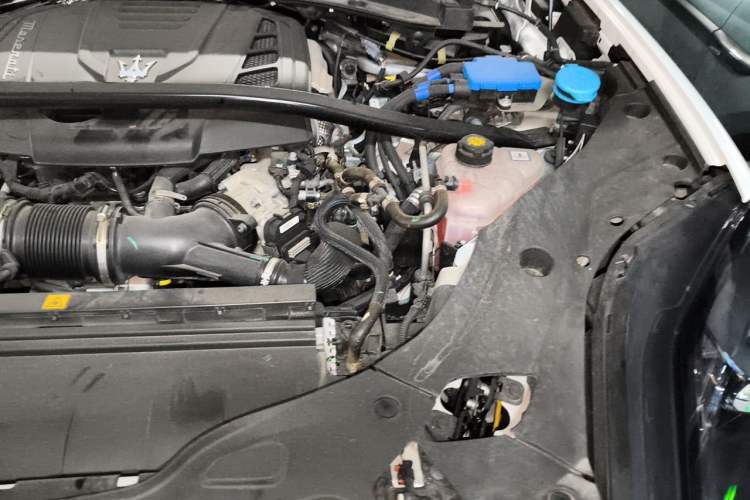 Used Maserati Grecale 2023 2.0T Flying White Special Edition Engine Bay Left