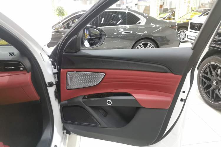 Used Maserati Grecale 2023 2.0T GT Right Front Door Interior