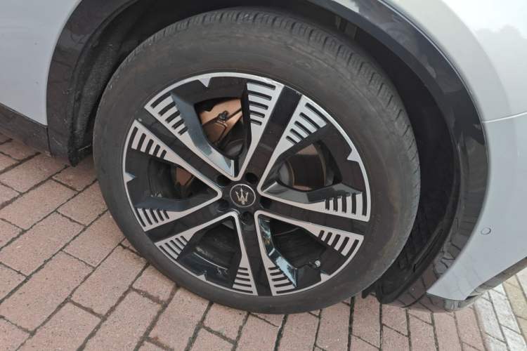 Used Maserati Grecale New Energy 2024 Folgore Right Front Wheel Hub