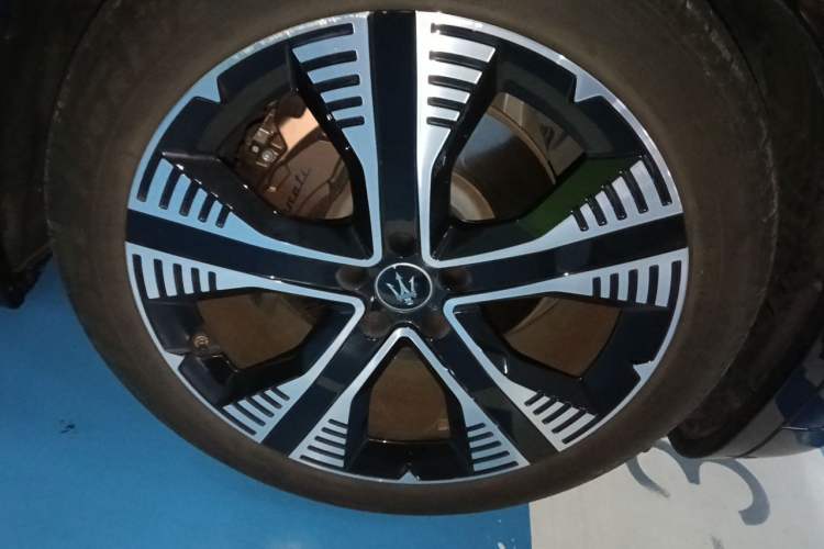 Used Maserati Grecale New Energy 2025 Folgore Right Front Wheel Hub