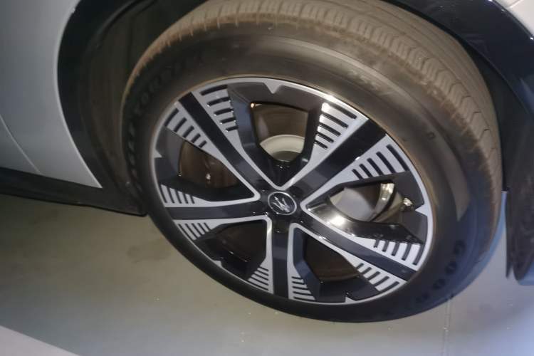 Used Maserati Grecale New Energy 2025 Folgore Right Front Wheel Hub