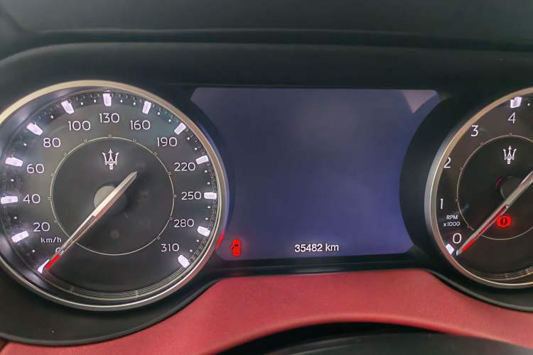 Used Maserati Levante 2021 3.0T Standard Edition Odometer Close Up