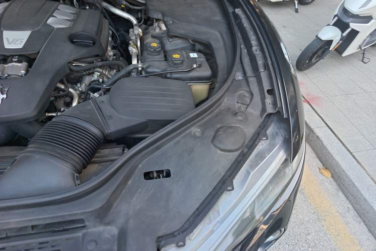 Used Maserati Levante 2016 3.0T Standard Edition Engine Bay Left