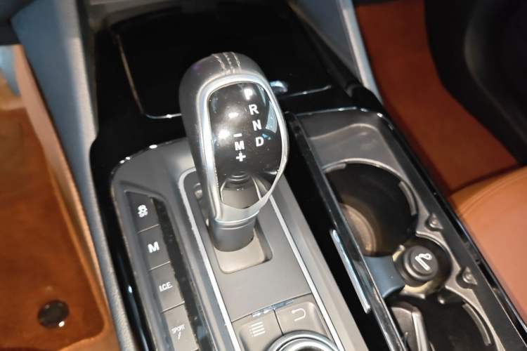 Used Maserati Levante 2016 3.0T Standard Edition Gear Lever