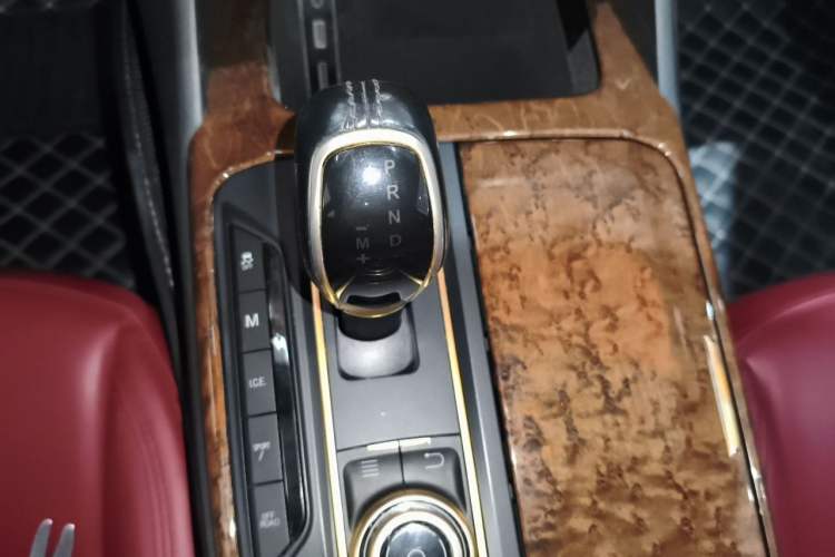 Used Maserati Levante 2016 3.0T Standard Edition Gear Lever