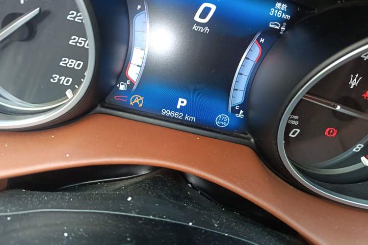 Used Maserati Levante 2016 3.0T Standard Edition Odometer Close Up