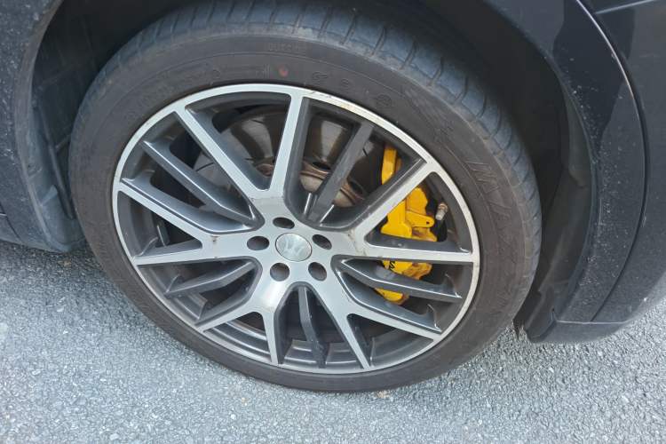 Used Maserati Levante 2016 3.0T Standard Edition Right Front Wheel Hub