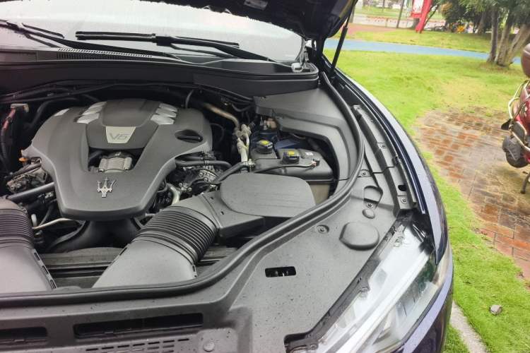 Used Maserati Levante 2016 3.0T Standard Edition Engine Bay Left