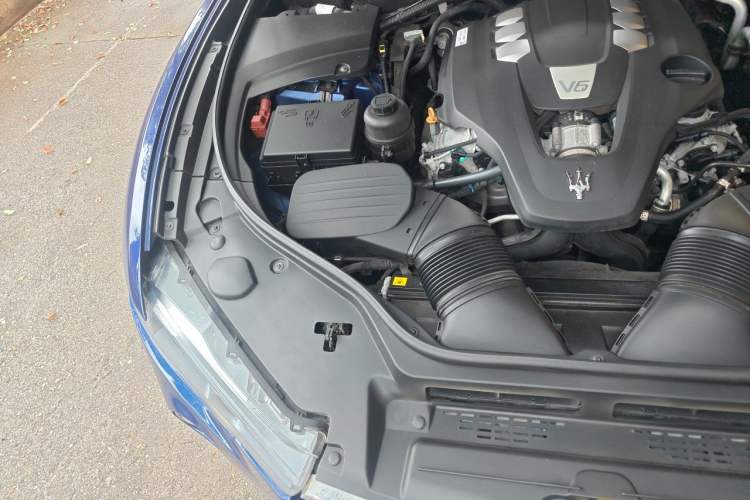 Used Maserati Levante 2016 3.0T Standard Edition Engine Bay Right