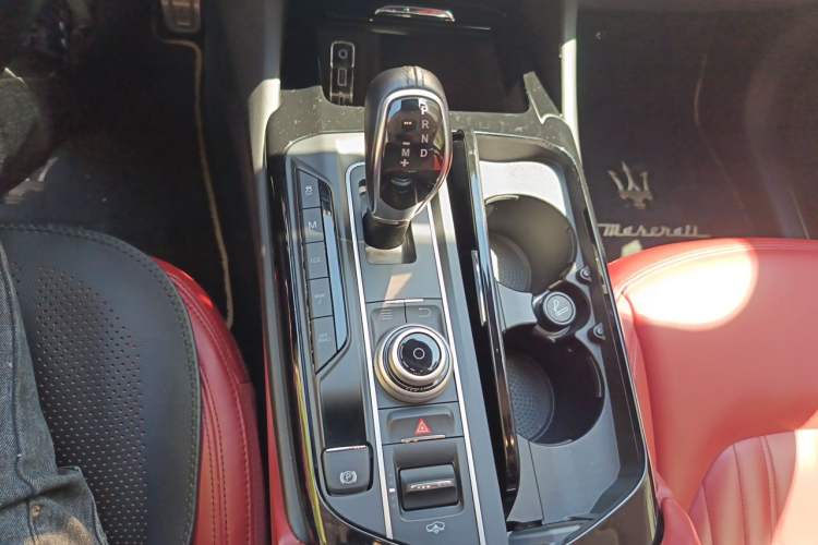 Used Maserati Levante 2016 3.0T Standard Edition Gear Lever