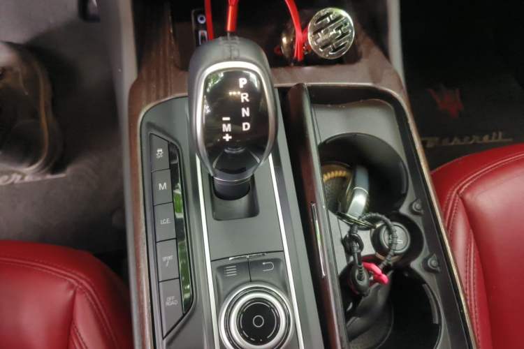Used Maserati Levante 2016 3.0T Standard Edition Gear Lever