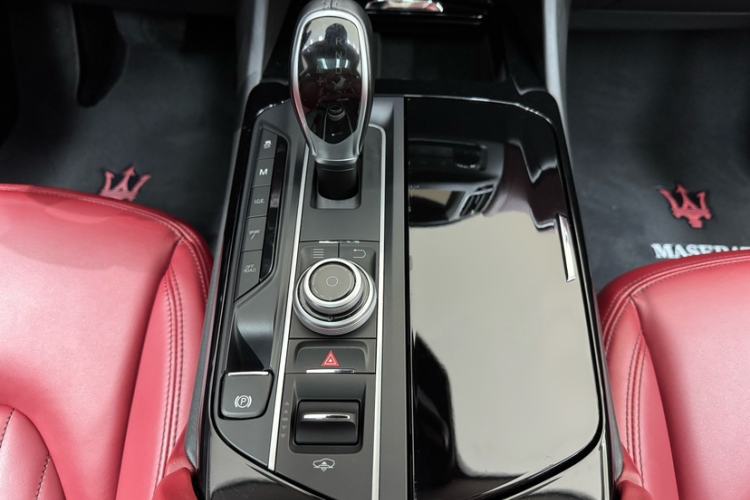 Used Maserati Levante 2016 3.0T Standard Edition Gear Lever