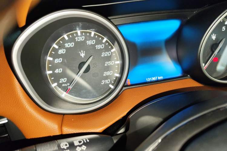 Used Maserati Levante 2016 3.0T Standard Edition Odometer Close Up