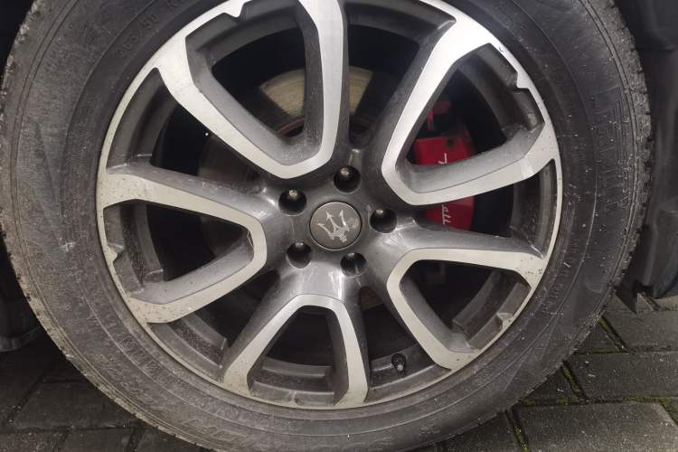 Used Maserati Levante 2016 3.0T Standard Edition Right Front Wheel Hub