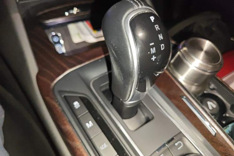 Used Maserati Levante 2016 3.0T Standard Edition Gear Lever