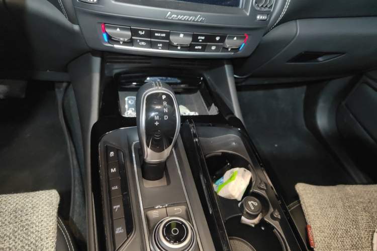 Used Maserati Levante 2016 3.0T Standard Edition Gear Lever