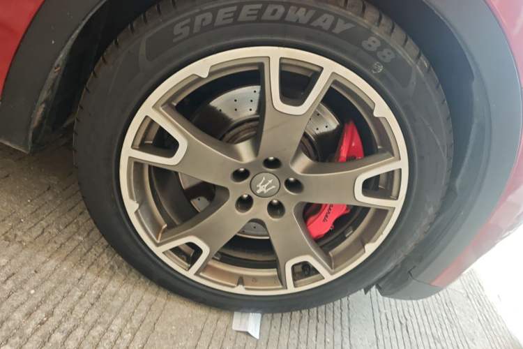 Used Maserati Levante 2016 3.0T S Standard Model Right Front Wheel Hub
