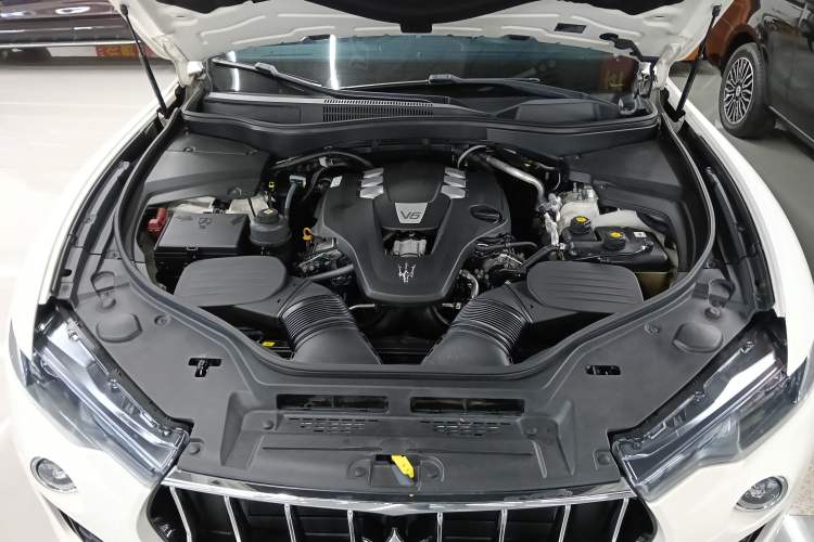 Used Maserati Levante 2016 3.0T Standard Edition Engine Bay