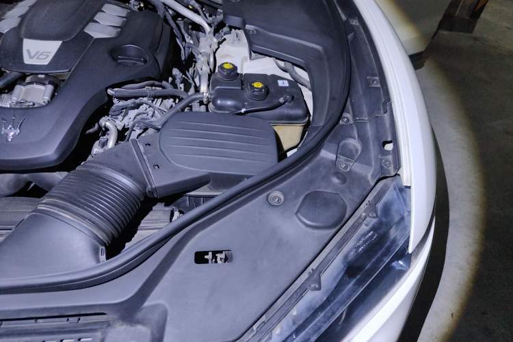 Used Maserati Levante 2016 3.0T Standard Edition Engine Bay Left