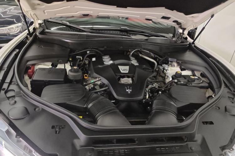Used Maserati Levante 2016 3.0T Standard Edition Engine Bay